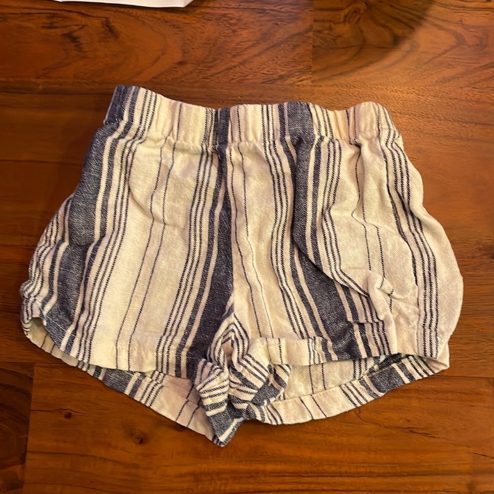 Adorable striped shorts!